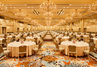 テーマパークのオフィシャルホテル内で最大級の宴会施設ではウェディングも。