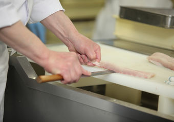 調理の経験を重ね腕を磨き、周りの仲間に助けられて自分らしく成長できる環境です