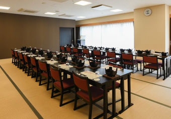 広々とした広間の宴会場。美味しいお料理とともに集いの賑わいがそこにあります