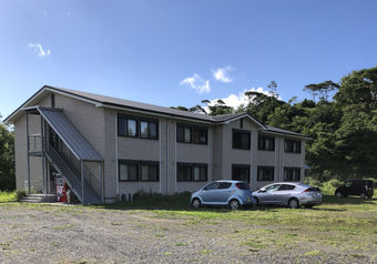 寮は勤務地まで徒歩5分。駐車場無料！ベッド、テレビ付きで、Wi-Fiなどが完備