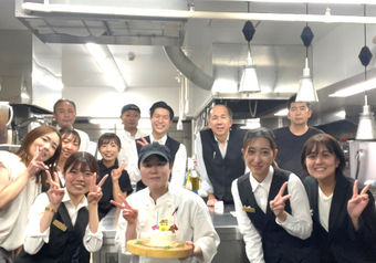 スタッフの平均年齢は33歳。先輩・後輩の区別なく、仲良く助け合って働いています。