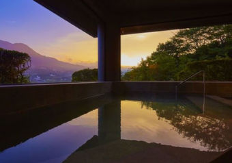 大浴場では、源泉かけ流しの温泉と箱根の美しい眺望を一度に楽しめます。
