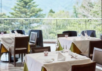 箱根と富士の絶景をを眺めながらお食事ができる大パノラマのダイニング。