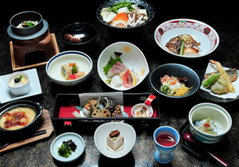 玄海灘で獲れた新鮮な旬の魚介類を中心にした、会席料理や一品料理をご提供。