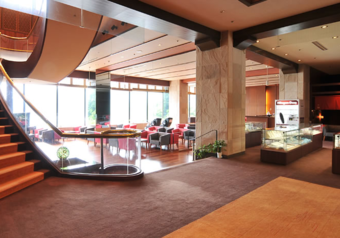 開放感のあるロビーで、幅広いお客様をお迎えしています。