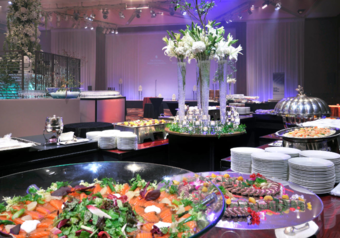 婚礼や貸し切りの国際会議まで様々な場で提供するお料理を手掛けます。