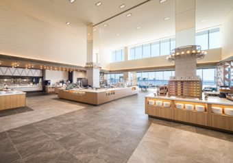 オーシャンビューを望みながら、メニュー豊富なブッフェ料理を堪能できます！