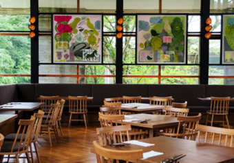 1日70～80名のお客様に、朝食はブッフェ、夕食はコース料理を提供しております。