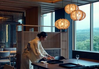 ダイニングやカウンター席など、お好きな場所でお料理をお楽しみいただけます