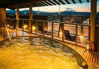 露天風呂では、柔らかい泉質を持つ温泉と雄大な景色を心ゆくまで堪能できます