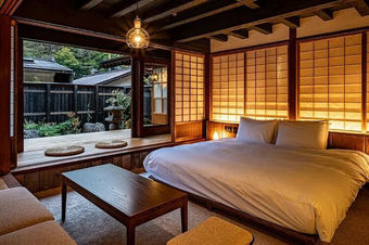 4棟の古民家からなる全16の客室。それぞれの構造を活かした風情ある空間を演出