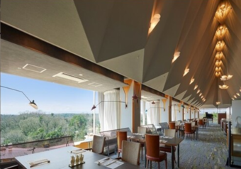 多摩湖を眺めながらお食事ができるレストラン。コースやアラカルトなど多様にご用意