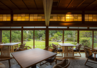 ダイニングからは日本らしさ溢れる中庭。優雅な時間が流れる空間を演出しています。