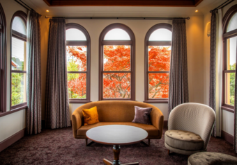 秋にホテル内から見える紅葉は、当ホテルの自慢の一つです。