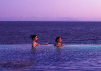 水平線に溶け込むようにデザインされている「インフィニティプール」