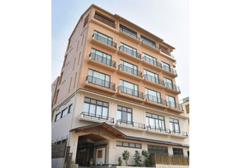 年間約30万人が訪れる「イルカと会える島」の海辺に佇む全12室の宿