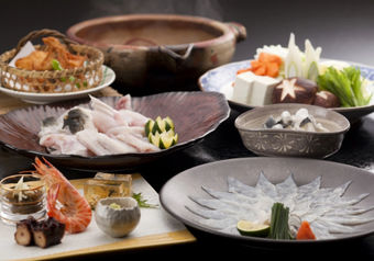 名産のトラフグをはじめ、日間賀島の四季を堪能できる海鮮料理をご提供しています