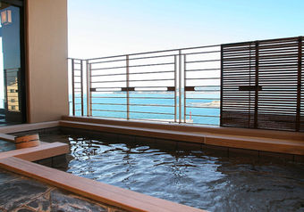 開放的なオーシャンビューを眺めながら、のんびり贅沢なひと時を過ごせます