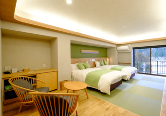 客室は和洋室を含めた全76室。館内のご案内なども担当します