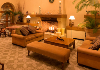 1階から5階まで吹き抜けのアトリウムロビー。温かみあるインテリアが特徴です