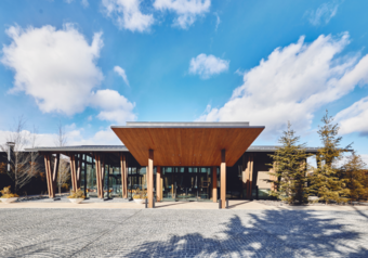 「街の個性を照らし出す」をテーマに、軽井沢らしい文化に触れる開放的な別荘空間を