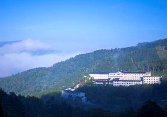 標⾼約1,800mに位置する当ホテル。どこまでも広がる絶景が自慢です