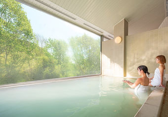 日本有数の硫黄含有量を誇る万座温泉を、貸し切りで楽しむことができます