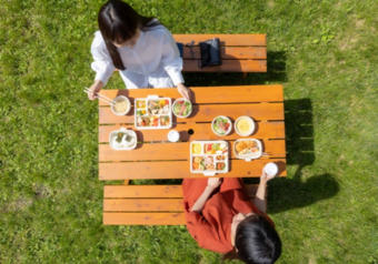 朝は優雅に、開放感たっぷりの高原で。自然の空気を感じながらの朝食が楽しめます