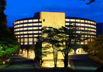 京都駅から電車で20分ほどの距離ながら、喧騒とは無縁の静寂のひと時を堪能できます