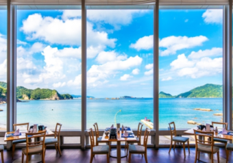 海を眺めながらお食事を。新鮮な海の幸を活かし、和・洋様々な多彩なメニューをご用意