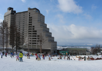 冬場はスキーも！ホテルの目の前にはゲレンデがあり、シーズン中は連日賑わっています