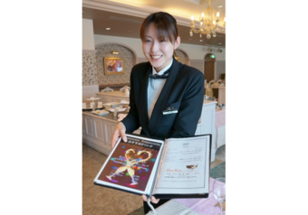 料理長自慢のディナーコースも好評。料理に合わせたワインやシャンパンも提案します