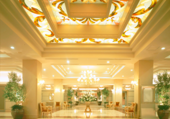 高い天井と、ヨーロピアンクラシカルな内装が特徴的。広々とした開放感ある館内です