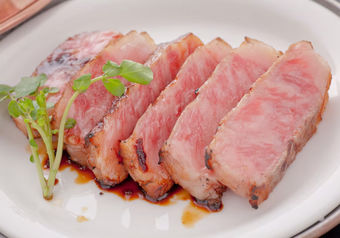 世界が認める高級ブランド牛・神戸ビーフを使った一品料理も