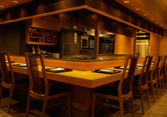 カウンターのほかに個室やテーブル席もご用意。接待やお顔合わせ、お祝いでのご利用も