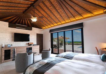 客室は静寂と波の音に包まれ、ゆったりとした滞在が可能です