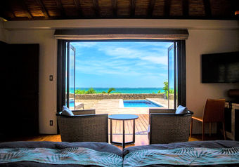 伊良部島の海が広がる地に建つ、全6棟・オールスイートヴィラタイプのホテルです