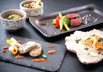 宮古島・伊良部島の食材を使用した、シェフ特製の料理も魅力の一つです