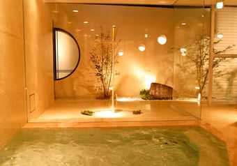 ラジウム泉まつらの湯。夜はライトアップされラグジュアリーな雰囲気