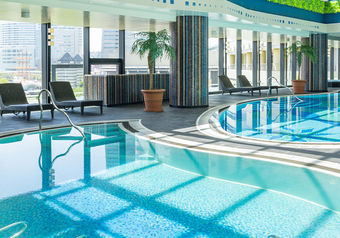 大・小2つのプールが広がる全天候型のプールエリア「Blue Oasis」