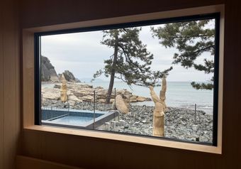 全ての客室に内風呂とサウナ、そして温水プールまたは露天風呂が備わっています