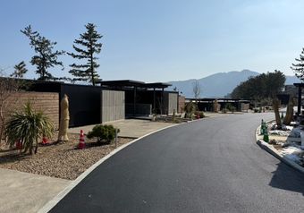 「浜つづり」は2025年6月、京都府宮津市由良にオープンしたリゾートヴィラです