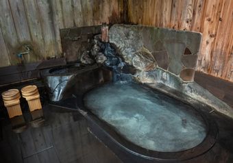 貸切風呂の「石風呂」。源泉かけ流しの湯とともに、白布の歴史を伝えています。
