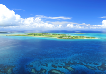 小浜島は、沖縄から400㎞南の場所に位置し、美しい海と砂浜に囲まれています。