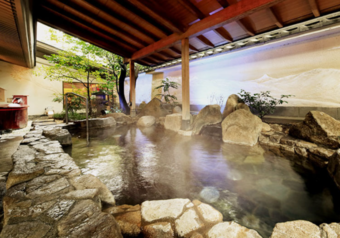 男湯、女湯、貸切風呂合わせて9つの温泉。広々空間で四季の自然を楽しめます。