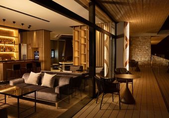 24時間OPENのラウンジでは、ワインサーバーや各種スイーツをご用意しております