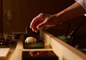 洗練された空間の鮨レストラン！料理長の下でワンランク上の技術を身に着けませんか