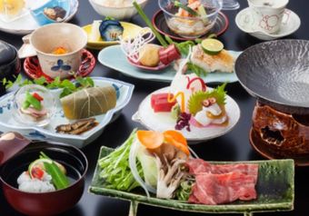 旬の食材を活かすことと、地産地消にこだわった会席料理をご提供。