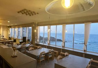 お食事処もオーシャンビューとなっており、耳をすますと波音も聞こえてきます。