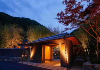 「里山の別荘」をイメージした当館。阿讃山脈の懐で、豊かな緑の中に潜む湯宿です